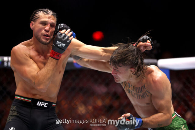 오르테가(왼쪽)가 2024년 9월 UFC 306에서 디에구 로페스에게 펀치를 허용하고 있다. /게티이미지코리아