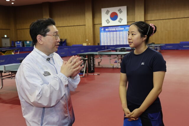 이상현 단장(왼쪽)이 신유빈을 만나 이야기를 나누고 있다. /대한체육회 제공