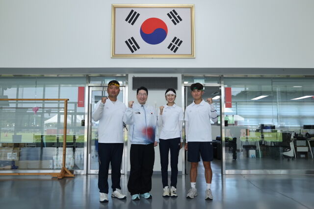 양궁 대표팀을 만나 파이팅을 외친 이상현 단장(왼쪽에서 두 번째). /대한체육회 제공