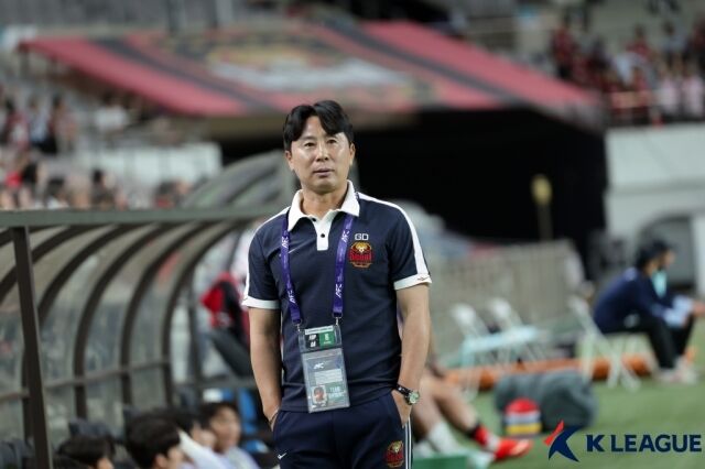 서울의 김기동 감독이 서울월드컵경기장에서 열린 반둥과의 2026-27시즌 ACL2 경기를 지켜보고 있다./프로축구연맹 제공