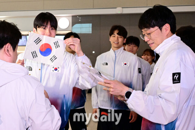 경영(수영) 대표팀 황선우가 일본에서 열리는 2026 아이치·나고야 아시안게임 출전을 위해 17일 오전 인천국제공항으로 출국하고 있다./마이데일리