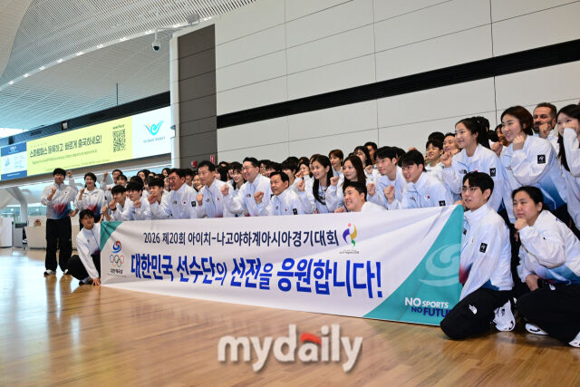 2026 아이치·나고야 아시안게임 개막을 이틀 앞둔 17일 오전 대한민국 국가대표 선수단이 인천국제공항에서 일본 나고야로 출국하면서 포즈를 취하고 있다./인천공항 = 곽경훈 기자