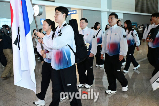 2026 아이치·나고야 아시안게임 개막을 이틀 앞둔 17일 오전 대한민국 국가대표 선수단이 인천국제공항에서 일본 나고야로 출국하면서 포즈를 취하고 있다./마이데일리