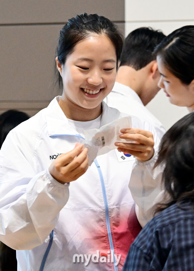 2026 아이치·나고야 아시안게임 개막을 이틀 앞둔 17일 오전 대한민국 국가대표 선수단이 인천국제공항에서 일본 나고야로 출국하고 있다. 탁구 국가대표 신유빈이 밝은 미소로 출국장에서 대기하고 있다./마이데일리