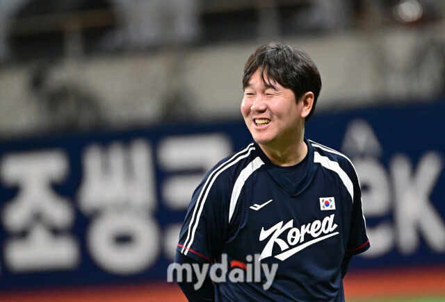 2026년 9월 17일 오후 서울 고척스카이돔에서 열린 '2026 아이치 나고야 아시안게임' 야구대표팀 평가전, 대한민국과 상무의 경기. 류지현 감독이 선수들의 훈련을 지켜보며 환하게 웃고 있다./마이데일리