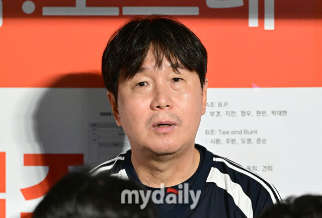 2026년 9월 17일 오전 서울 고척스카이돔에서 열린 '2026 아이치 나고야 아시안게임' 야구대표팀 평가전, 대한민국과 상무의 경기. 류지현 감독이 취재진들과 이야기를 나누고 있다./마이데일리