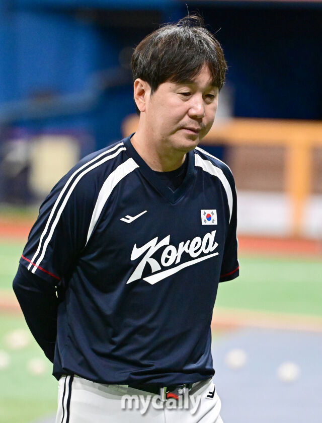 2026년 9월 17일 오전 서울 고척스카이돔에서 열린 '2026 아이치 나고야 아시안게임' 야구대표팀 평가전, 대한민국과 상무의 경기. 류지현 감독이 생각에 잠겨있다./고척=유진형 기자
