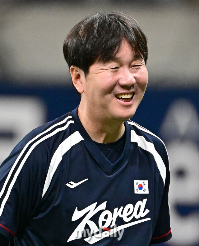 2026년 9월 17일 오전 서울 고척스카이돔에서 열린 '2026 아이치 나고야 아시안게임' 야구대표팀 평가전, 대한민국과 상무의 경기. 류지현 감독이 환하게 웃고 있다./마이데일리