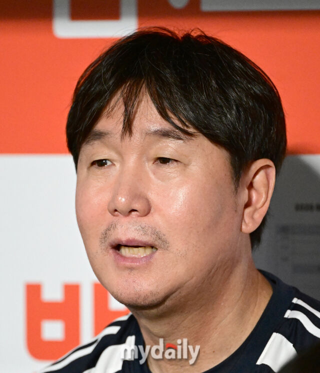 2026년 9월 17일 오전 서울 고척스카이돔에서 열린 '2026 아이치 나고야 아시안게임' 야구대표팀 평가전, 대한민국과 상무의 경기. 류지현 감독이 취재진들과 이야기를 나누고 있다./고척=유진형 기자
