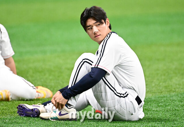 2026년 9월 17일 오전 서울 고척스카이돔에서 열린 '2026 아이치 나고야 아시안게임' 야구대표팀 평가전, 대한민국과 상무의 경기. 김도영이 몸을 풀고 있다./고척=유진형 기자 zolong@mydaily.co.kr
