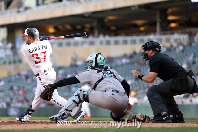 MLB 미네소타 빅터 카라타니가 17일(한국시각) 열린 뉴욕 양키스와 홈 경기 연장 13회말 적시타를 치고 있다. 미네소타는 카라타니의 끝내기 안타로 양키스에 5-4로 이겨 3연패에서 벗어났다./게티이미지코리아