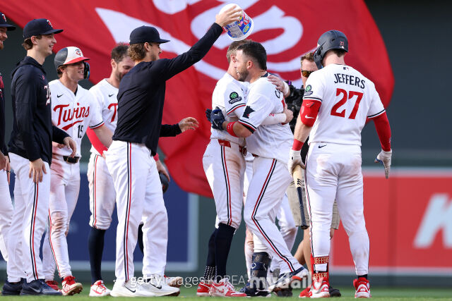 MLB 미네소타 빅터 카라타니가 17일(한국시각) 열린 뉴욕 양키스와 홈 경기 연장 13회말 끝내기 안타를 친 뒤 팀 동료들과 함께 기뻐하고 있다./게티이미지코리아