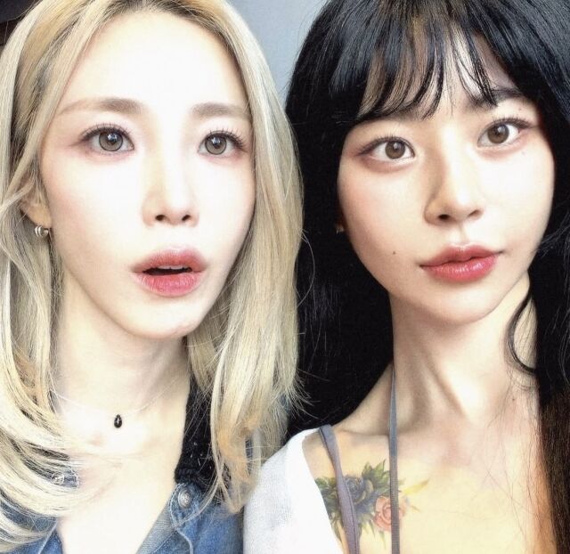 노슬비가 원본사진이라며 공개한 투샷 셀카. /소셜미디어