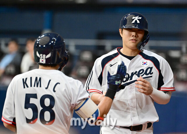 2026년 9월 17일 오전 서울 고척스카이돔에서 열린 '2026 아이치 나고야 아시안게임' 야구대표팀 평가전, 대한민국과 상무의 경기. 3루 주자 박준순이 2회말 1사 3루서 조형우의 희생타 때 홈을 밟고 기뻐하고 있다./마이데일리
