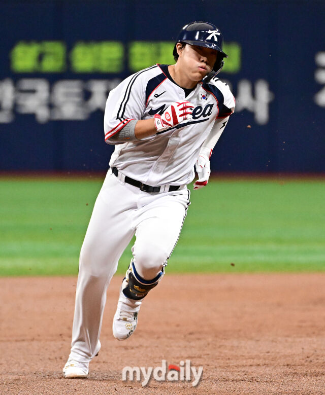 2026년 9월 17일 오전 서울 고척스카이돔에서 열린 '2026 아이치 나고야 아시안게임' 야구대표팀 평가전, 대한민국과 상무의 경기. 박준순이 2회말 1사 후 3루타를 친 뒤 전력 질주하고 있다./마이데일리