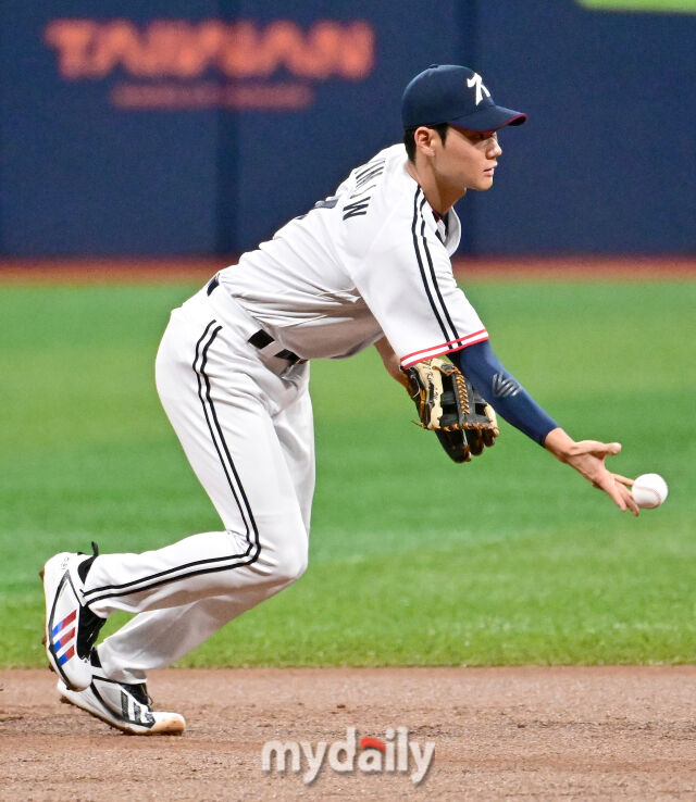 2026년 9월 17일 오전 서울 고척스카이돔에서 열린 '2026 아이치 나고야 아시안게임' 야구대표팀 평가전, 대한민국과 상무의 경기. 유격수 김주원이 수비하고 있다./마이데일리