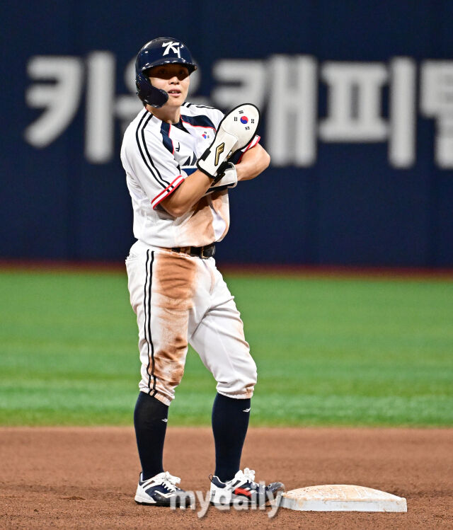 2026년 9월 17일 오전 서울 고척스카이돔에서 열린 '2026 아이치 나고야 아시안게임' 야구대표팀 평가전, 대한민국과 상무의 경기. 정준재가 7회말 대주자로 나와 2루 도루를 성공하고 있다./마이데일리