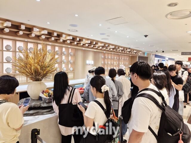 17일 오후 1시경 평일 낮 시간임에도 롯데백화점 명동본점 지하 한정선 매장 앞에 생과일 찹쌀떡을 구매하려는 인파가 길게 줄을 서 있다. /방금숙 기자