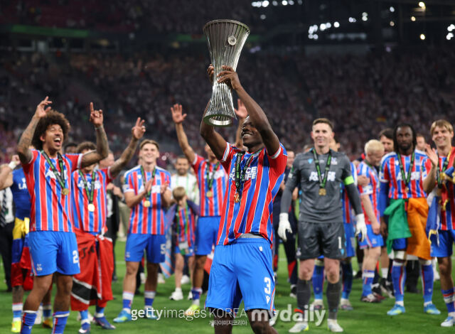 타이릭 미첼이 2025-26시즌 유럽축구연맹(UEFA) 컨퍼런스리그(UECL) 우승을 차지한 뒤 트로피를 들어올리고 있다./게티이미지코리아