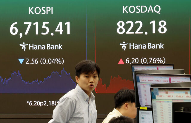 17일 오후 서울 중구 하나은행 본점 딜링룸에서 딜러들이 업무를 보고 있다. /뉴시스