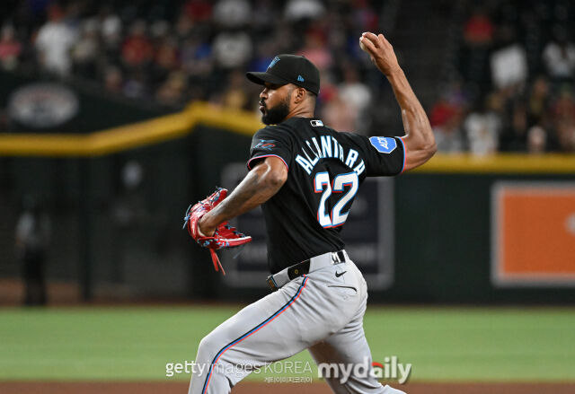 MLB 마이애미에서 선발투수로 나오고 있는 샌디 알칸타라가 17일(한국시각) 열린 애리조나와 원정 경기 9회말 마무리로 등판해 공을 던지고 있다./게티이미지코리아