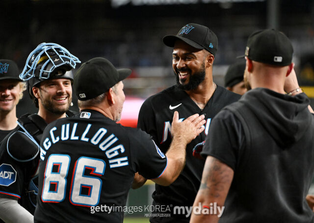 MLB 마이애미에서 선발 로테이션을 소화하고 있는 샌디 알칸타라는17일(한국시각) 열린 애리조나와 원정 경기 9회말 마무리로 등판해 구원에 성공했다. 그는 2017년 MLB 데뷔 후 이날 개인 첫 세이브를 올렸다. 경기 종료 후 팀 동료들이 알칸타라와 함께 기뻐하고 있다./게티이미지코리아