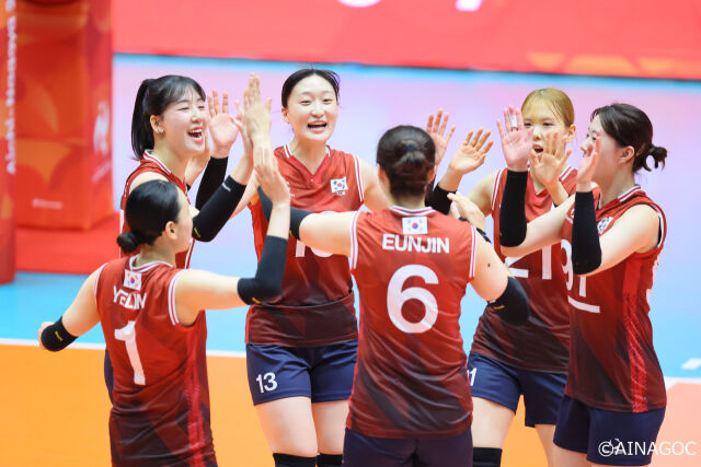 한국 여자배구 대표팀이 17일 파크 아레나 고마키에서 열린 2026 아이치·나고야 아시안게임 카타르와 경기에서 승리를 거두고 환호하고 있다./2026 아이치·나고야 아시안게임 조직위 제공