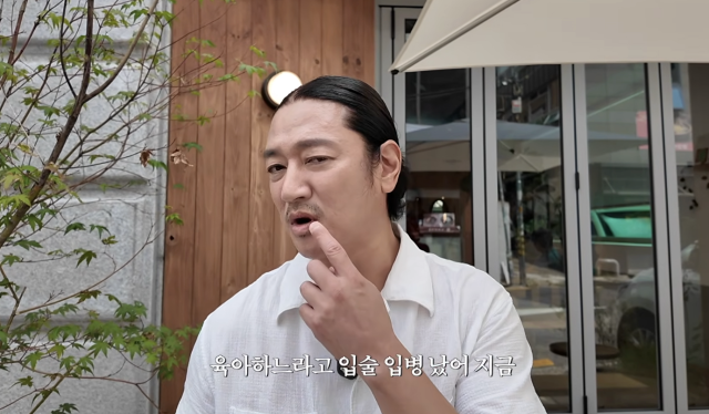 바비킴이 53세에 첫 딸을 품에 안은 뒤 육아에 전념하고 있는 근황을 공개했다. / 유튜브 채널 ' I'm a 바비킴'