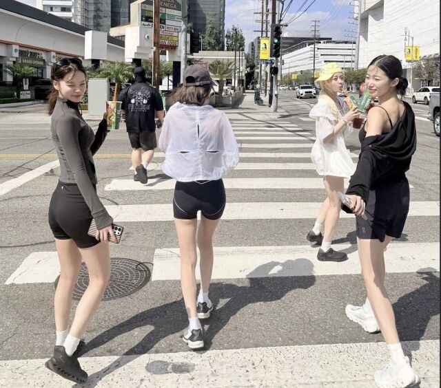 왼쪽부터 김채원, 사쿠라, 허윤진, 카즈하 /소셜미디어