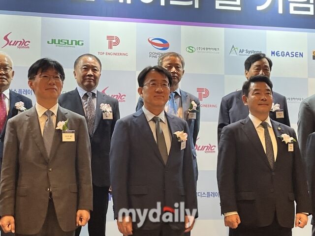 17일 서울 잠실 롯데호텔월드에서 열린 ‘제17회 디스플레이의 날’ 기념식에 참석한 이청 한국디스플레이산업협회 회장 겸 삼성디스플레이 사장이 기념촬영을 하고 있다. /심지원 기자