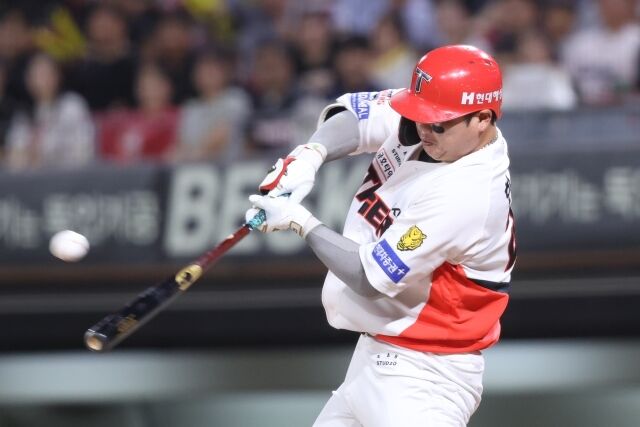 KIA 타이거즈 한준수가 17일 광주 KIA챔피언스필드에서 열린 키움 히어로즈와의 홈 경기서 타격하고 있다./KIA 타이거즈 제공