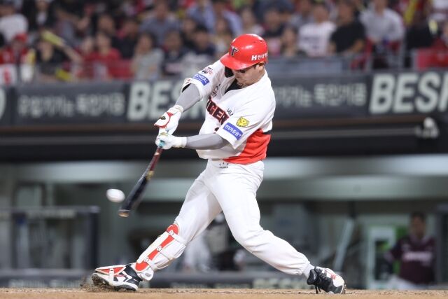 KIA 타이거즈 한준수가 17일 광주 KIA챔피언스필드에서 열린 키움 히어로즈와의 홈 경기서 타격하고 있다./KIA 타이거즈 제공