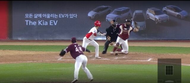 KIA 타이거즈 정현창이 17일 광주 KIA챔피언스필드에서 열린 키움 히어로즈와의 홈 경기서 번트를 시도하다 방망이를 빼는 모습./티빙 캡쳐