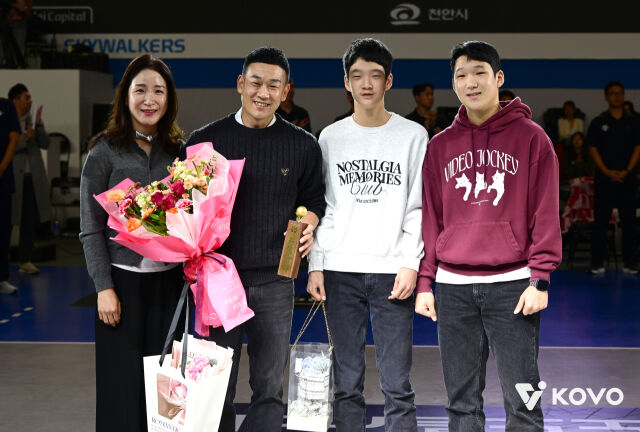 2024년 10월 27일 천안 유관순체육관에서 열린 은퇴식에 참석한 여오현 가족./KOVO 제공