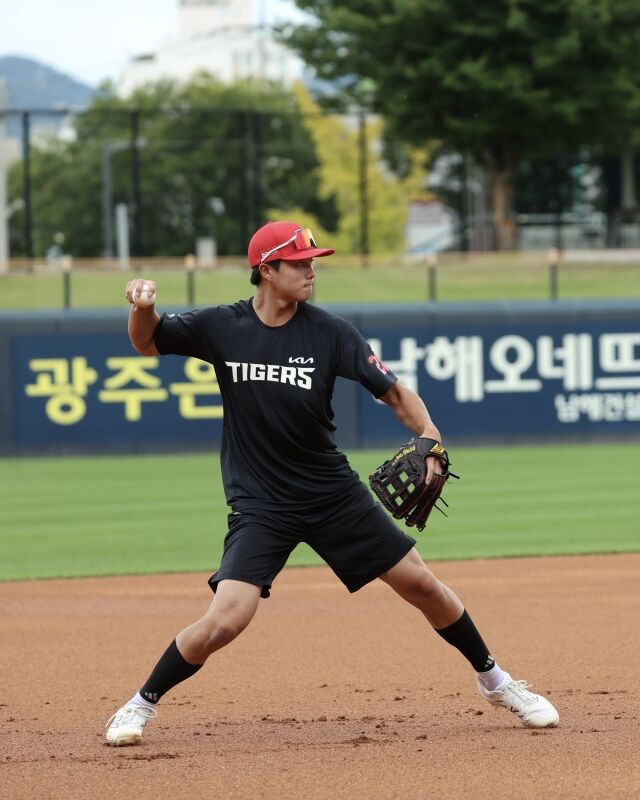 KIA 타이거즈 박종혁이 17일 광주 KIA챔피언스필드에서 열린 키움 히어로즈와의 홈 경기를 앞두고 수비훈련을 하고 있다./KIA 타이거즈 제공