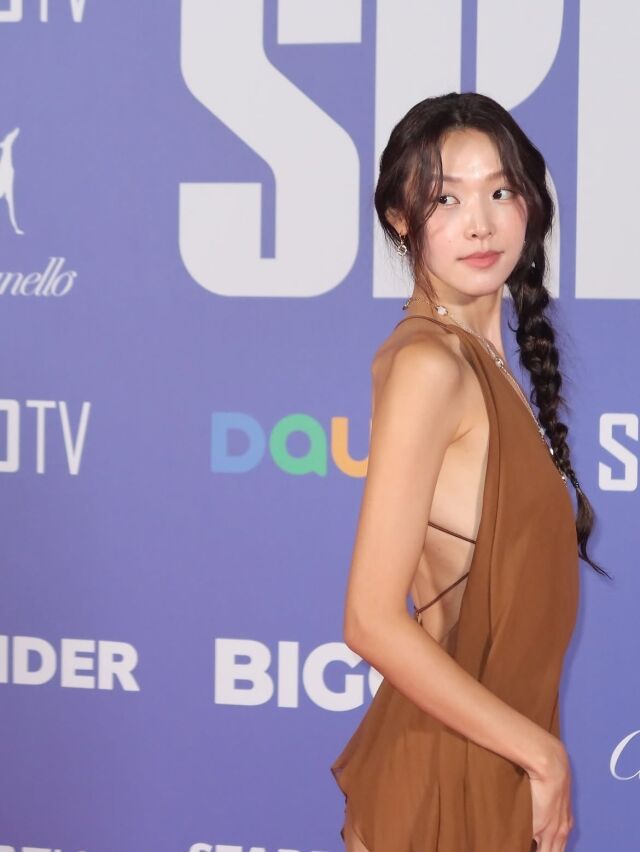 최미나수가 독특한 디자인의 드레스로 시선을 사로잡았다. / 최미나수 SNS