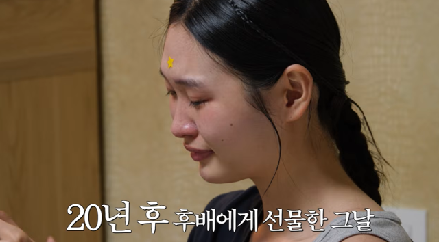 선배 한혜진으로부터 '뉴욕행 티켓'이란 뜻밖의 큰 선물을 받은 한지영은 오열하며 감동을 감추지 못했다./유튜브 채널 '한혜진 Han Hye Jin'