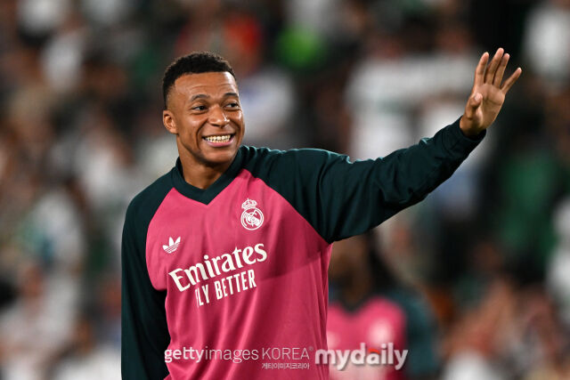 레알 마드리드의 음바페가 엘체와의 2026-27시즌 스페인 프리메라리가 경기에서 인사하고 있다./게티이미지코리아