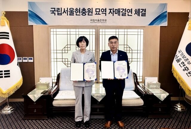 송현숙 국립서울현충원 관리과장(왼쪽)과 아성다이소 관계자가 기념사진을 촬영하고 있다. /아성다이소