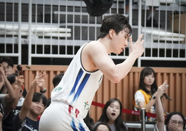 이현중이 18일 이란과 준결승전에서 3점포 7개 포함 26득점 14리바운드 맹활약을 펼쳤다. 4일 필리핀과 친선경기에서 3점포를 터뜨리고 세리머니 하는 이현중. /대한민국농구협회 제공