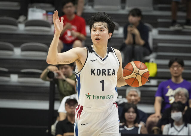 드리블 하는 이현중. /대한민국농구협회 제공
