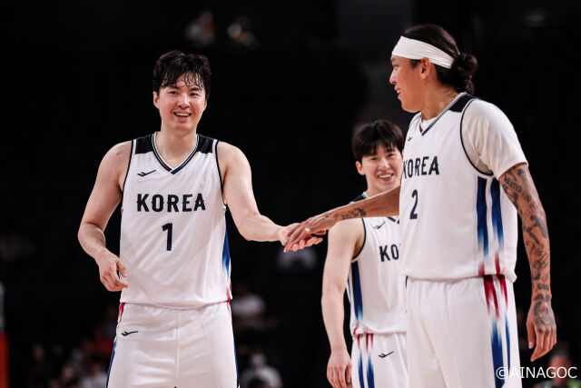 이현중과 최준용이 18일 일본 나고야에 위치한 아이치 인터내셔널 아레나에서 열린 2026 아이치·나고야 아시안게임 이란과 4강전에서 대화를 나누고 있다./2026 아이치·나고야 아시안게임 조직위 제공