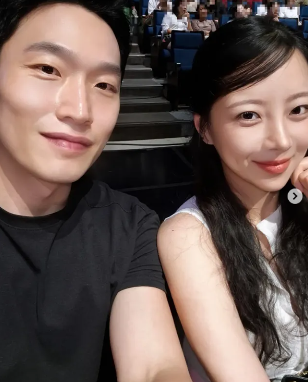 지난 18일 유현철은 소셜미디어를 통해 팬들과 Q&A 시간을 가졌다. 먼저 "결혼식은 언제 하냐?"는 물음에 그는 "10월 24일 토요일 오후 5시"라고 답하며 서울 모처에서 올릴 정식 식을 공식화했다. /유현철 소셜미디어