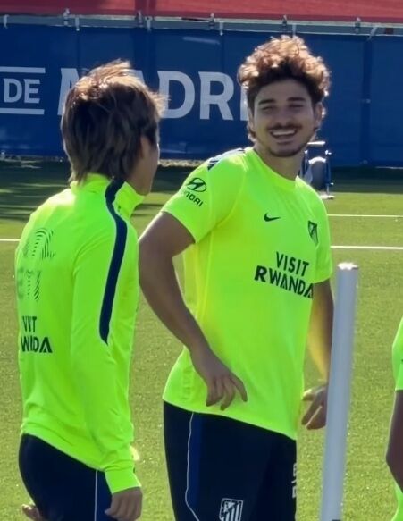 아틀레티코 마드리드 공격수 알바레스(오른쪽)가 팀 훈련 중 이강인을 보며 웃고있다./아틀레티코 마드리드