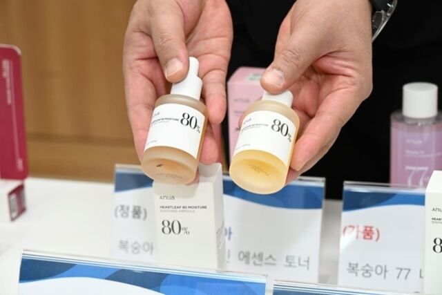 식약처 관계자가 이번에 적발한 중국산 가짜 화장품과 정품을 비교해 보여주고 있다. /식품의약품안전처