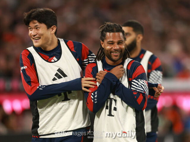 바이에른 뮌헨의 김민재(왼쪽)와 나브리가 우니온 베를린과의 2026-27시즌 분데스리가 4라운드에서 웃고있다./게티이미지코리아