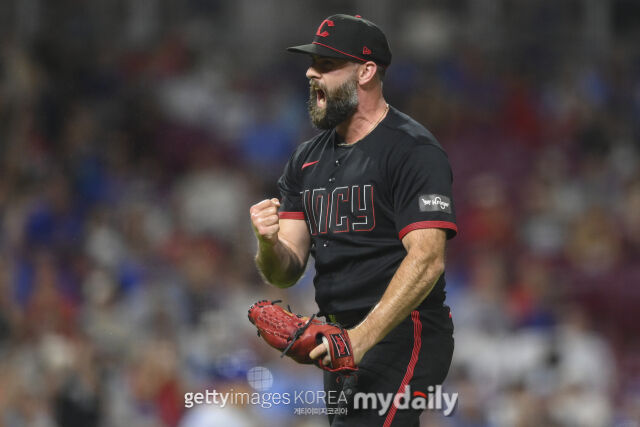MLB 신시내티 투수 티제이 안톤이 19일(한국시각) 열린 시카고 컵스와 홈 경기 3번째 투수로 나와 8회초 피터 크로-암스트롱을 삼진을 돌려세운 뒤 환호하고 있다./게티이미지코리아