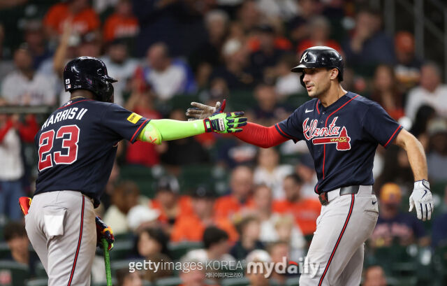 MLB 애틀랜타 맷 올슨(오른쪽)이 19일(한국시각) 열린 휴스턴과 원정 경기 9회초 투런포를 친 뒤 홈으로 들어오며 팀 동료 마이클 해리스 주니어와 주먹을 마주치고 있다. 올슨은 이날 시즌 40홈런 고지에 올랐다. 해리스 주니어도 이날 선제 투런포를 쳤다./게티이미지코리아