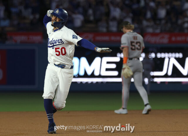 LA 다저스 무키 베츠는 19일(한국시각) 열린 샌프란시스코와 홈 경기에서 2홈런을 치며 3안타 3타점으로 활약, 다저스 승리에 힘을 실었다./게티이미지코리아