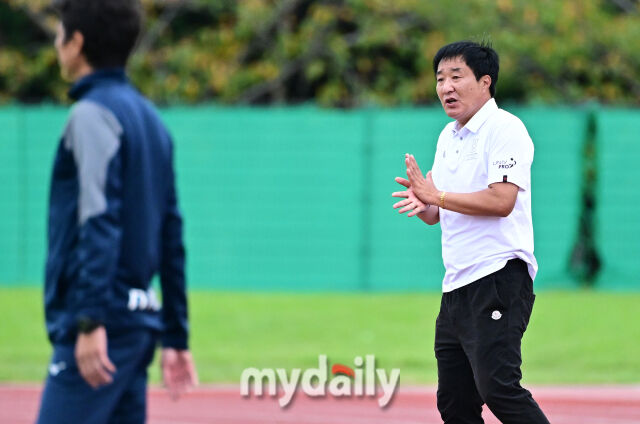 2026년 9월 19일 오후 일본 이바라키현 류가사키시 A메카테크 필드 류가사키에서 '제1회 한·일 대학축구 교류전', 대한민국 UNIV PRO 챌린지와 일본 U-20 칸토대학선발팀 호세이대학교의 경기가 열렸다.<br><br>이경천 감독이 지켜보고 있다.류가사키(일본)=유진형 기자